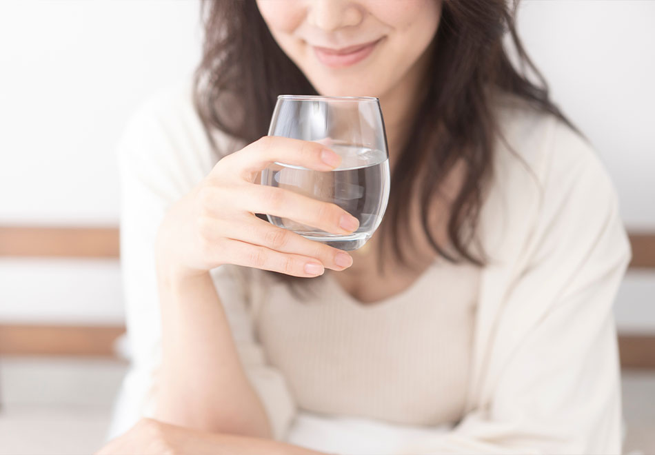 水を飲む