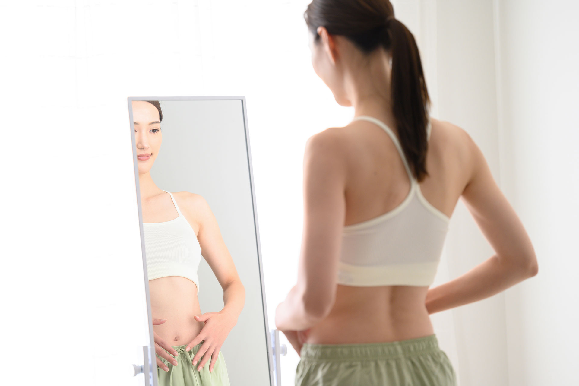 鏡を見る女性